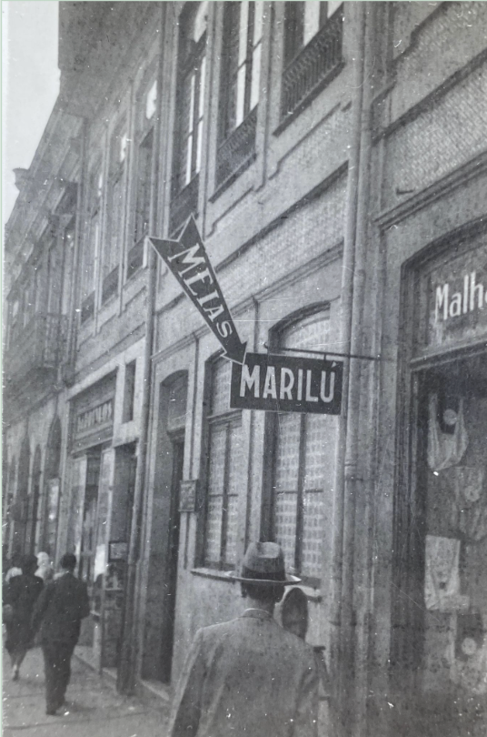 O letreiro «Meias · Marilú» na Rua de Fernandes Tomás.
